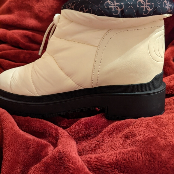 New women's Guess White Snow Boots - Picture 2 of 8